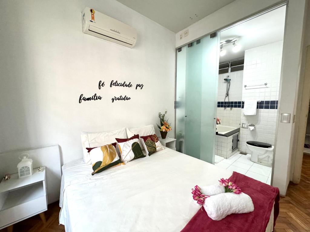 1 dormitorio con cama blanca y baño en Apartamento Copa Dreams HIR 11, en Río de Janeiro