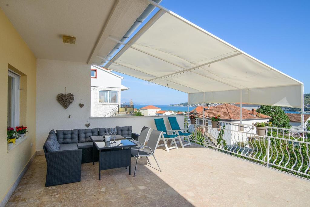 Apartments with parking space Trogir - 22655