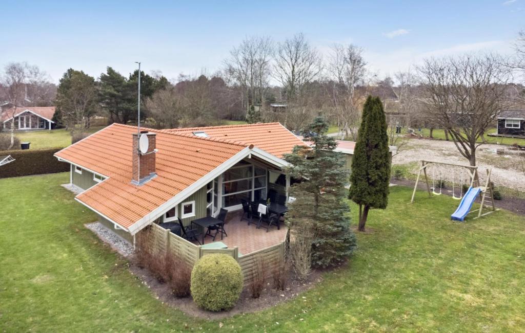 una vista aérea de una casa con techo en Amazing Home In Dannemare With Kitchen, en Dannemare