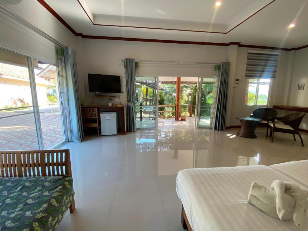 TV a/nebo společenská místnost v ubytování Chang Noi Hua Hin Pranburi fully accessible barrierefrei resort
