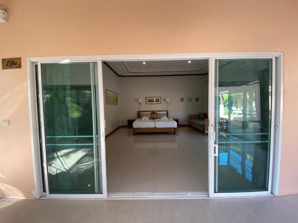 Postel nebo postele na pokoji v ubytování Chang Noi Hua Hin Pranburi fully accessible barrierefrei resort