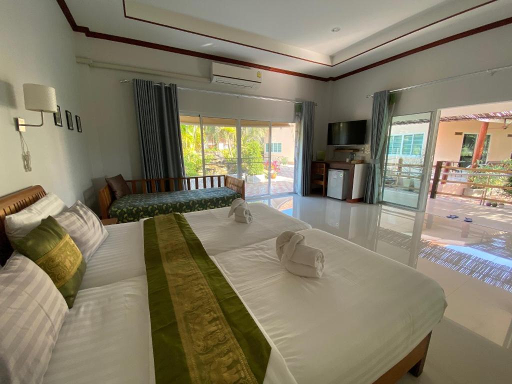 TV a/nebo společenská místnost v ubytování Chang Noi Hua Hin Pranburi fully accessible barrierefrei resort