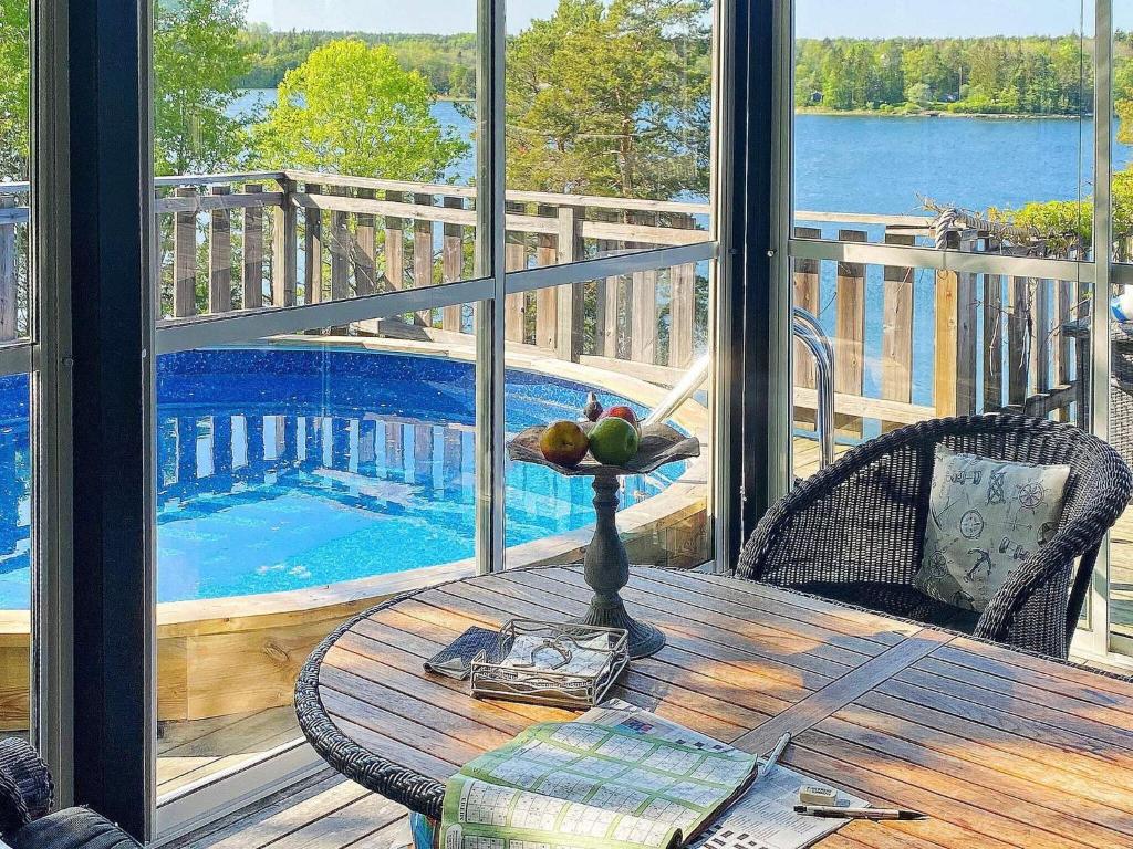 Výhled na bazén z ubytování Holiday home NORRTÄLJE IV nebo okolí