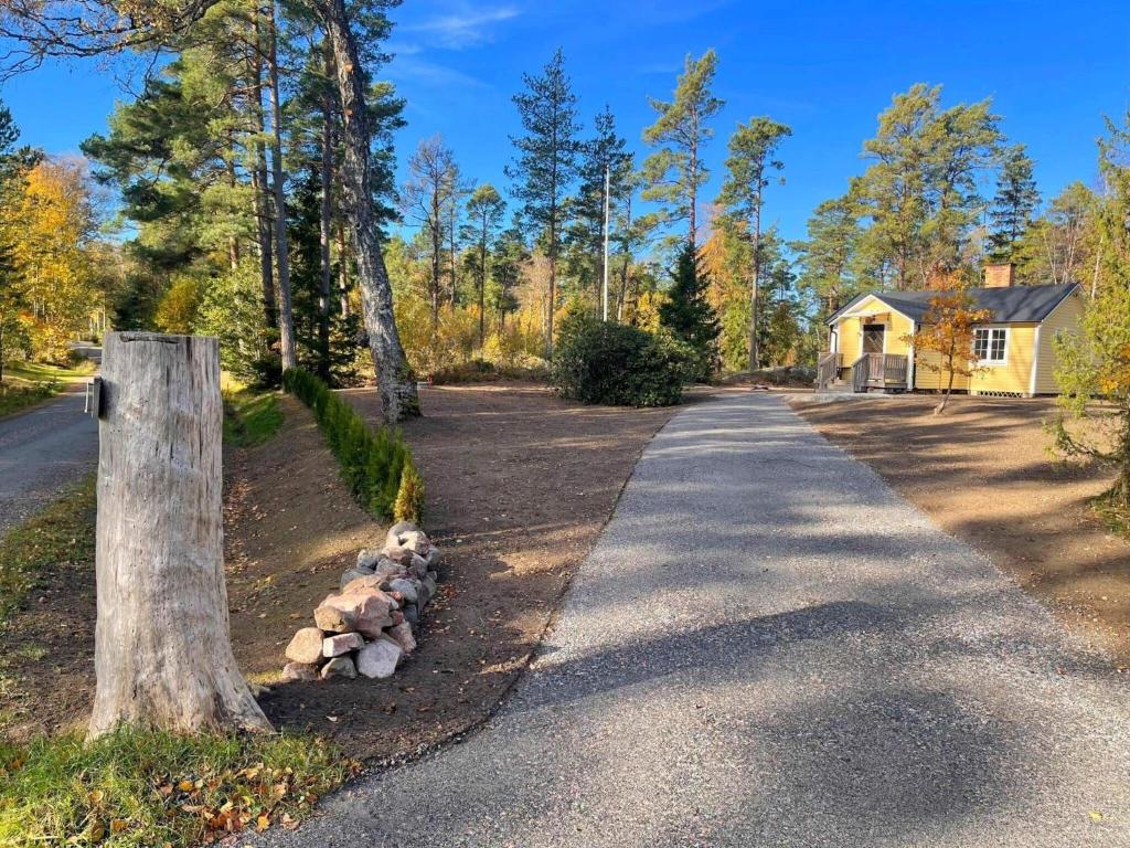 eine Straße, die zu einem Haus im Wald führt in der Unterkunft Holiday home NORRTÄLJE VI in Norrtälje