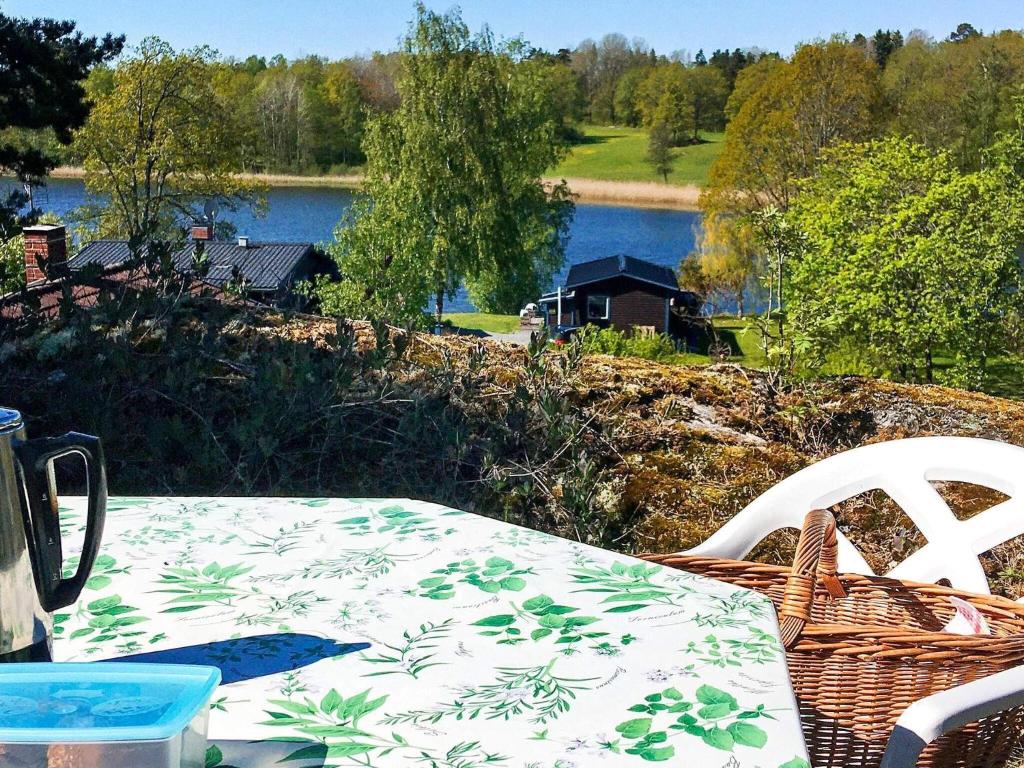 Holiday home MALMKÖPING II في Malmköping: طاولة وكراسي مطلة على البحيرة