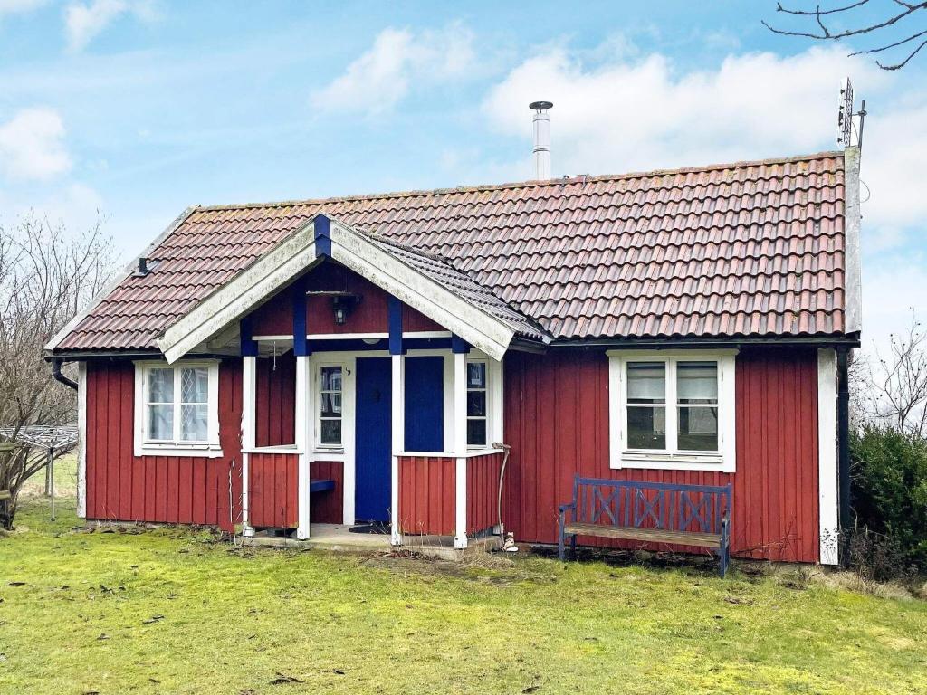 una casa roja y blanca con una roja en Holiday home Ronneby XIII en Ronneby