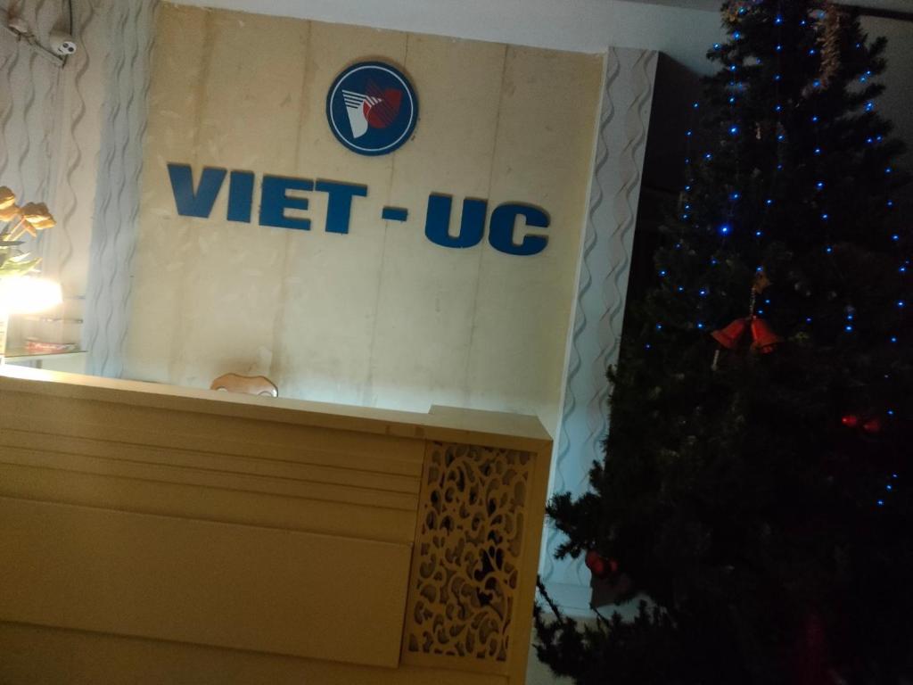 um pódio em frente a uma árvore de Natal em khach san viet uc em Vinh