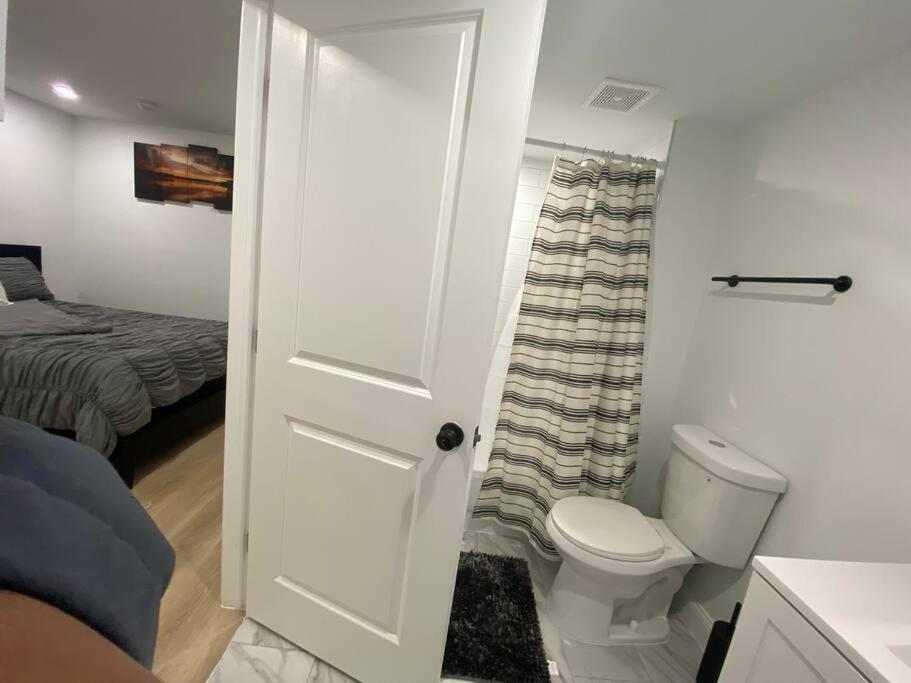 Kúpeľňa v ubytovaní Newly renovated 2 bed in DC Liyu #1