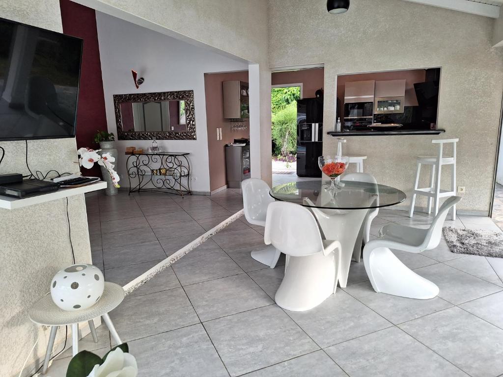 Kuchyň nebo kuchyňský kout v ubytování Villa Almeida à 500m de la plage