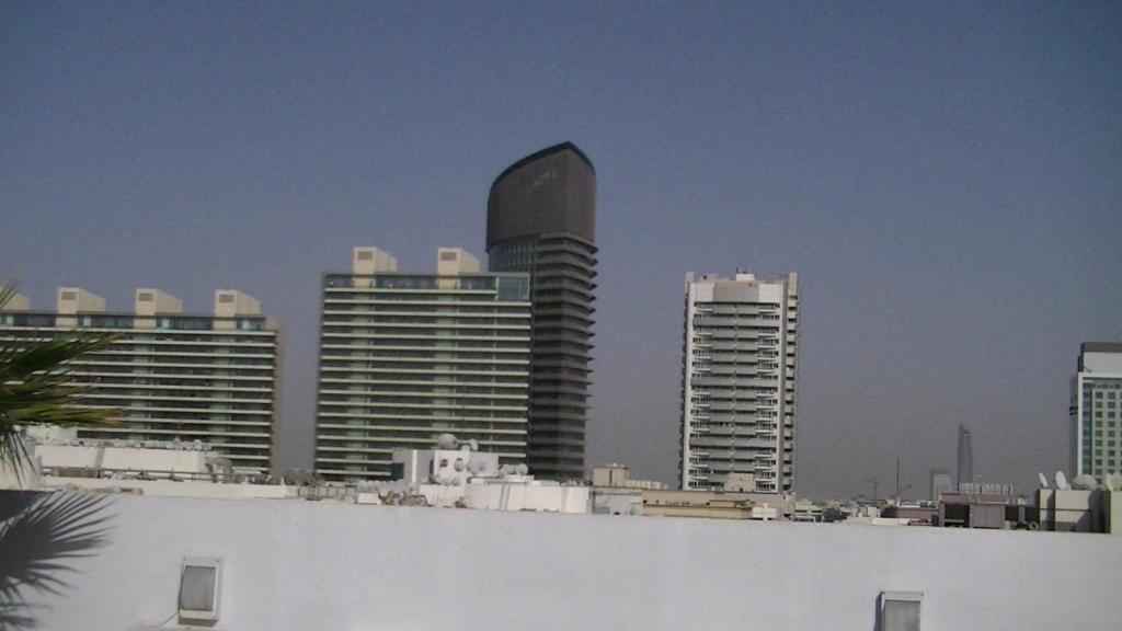 uma vista para uma cidade com edifícios altos em شارع السودان em Cairo