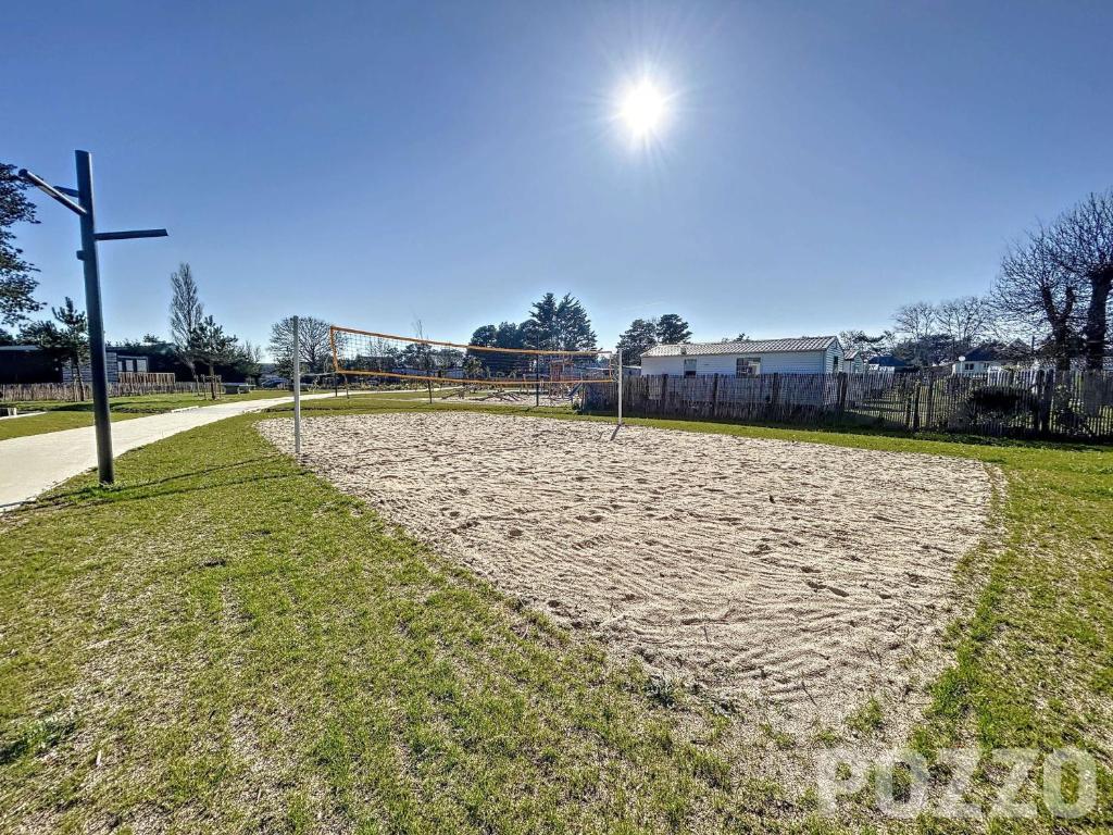 Fotografia z galérie ubytovania Chalet 4 pers avec piscine chauffée, terrasse privative, à 2 pas de la plage et commerces - FR-1-361-467 v destinácii Jullouville-les-Pins