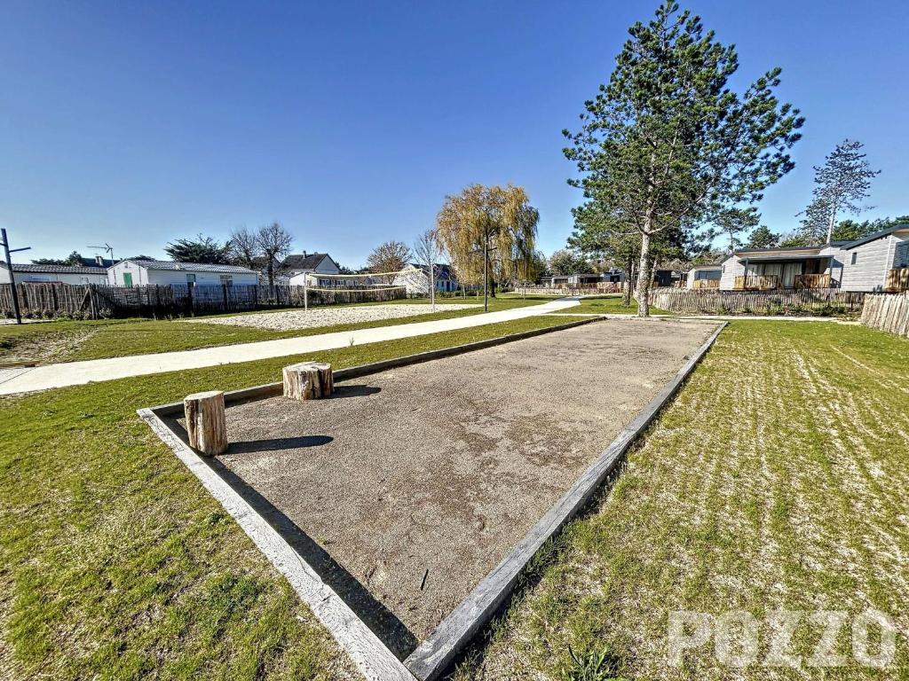 Fotografia z galérie ubytovania Chalet 4 pers avec piscine chauffée, terrasse privative, à 2 pas de la plage et commerces - FR-1-361-467 v destinácii Jullouville-les-Pins