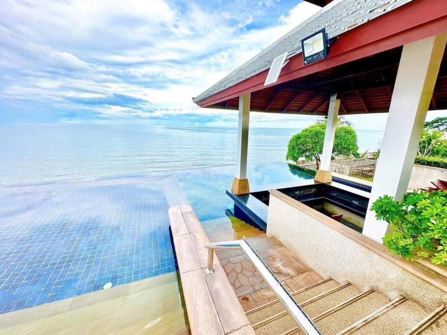 uma casa com piscina junto à água em Happy Life Seaview @PalmPavillion em Hua Hin