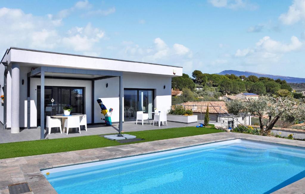 une villa avec piscine devant une maison dans l'établissement La Villa Bleue, à Caromb