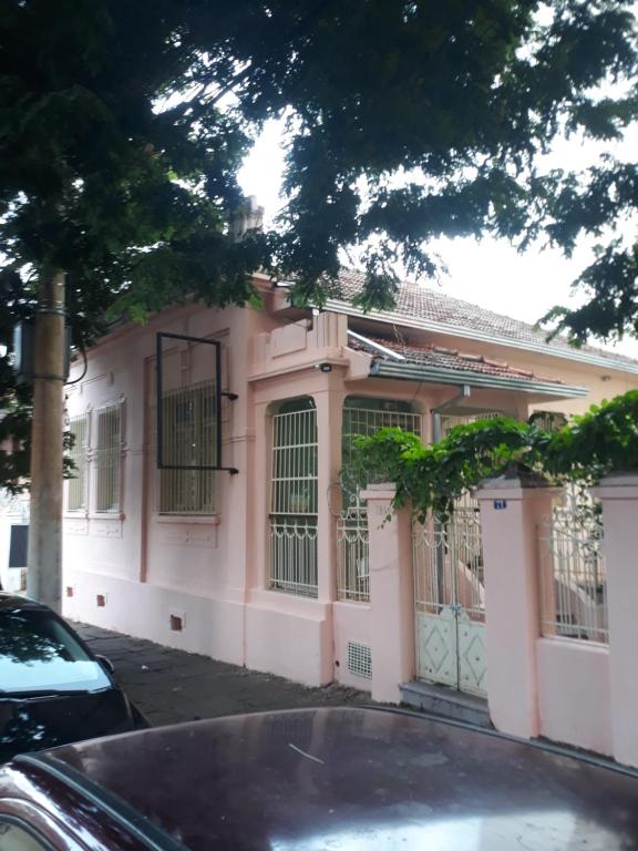 a pink building with bars on the windows at Casa Patrimônio Histórico - Centro de Uberaba in Uberaba