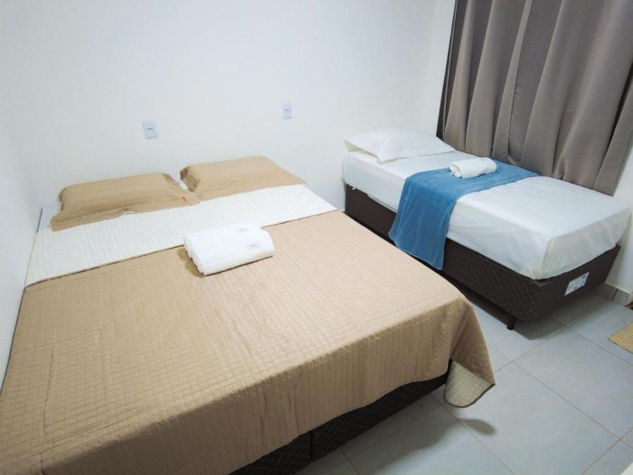 two beds in a small room withthritisthritisthritisthritisthritisthritisthritisthritisthritis at Baru Bonito - Suítes in Bonito