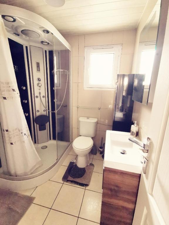 Ein Badezimmer in der Unterkunft Maison Time Break Jacuzzi - 4 &eacute;toiles