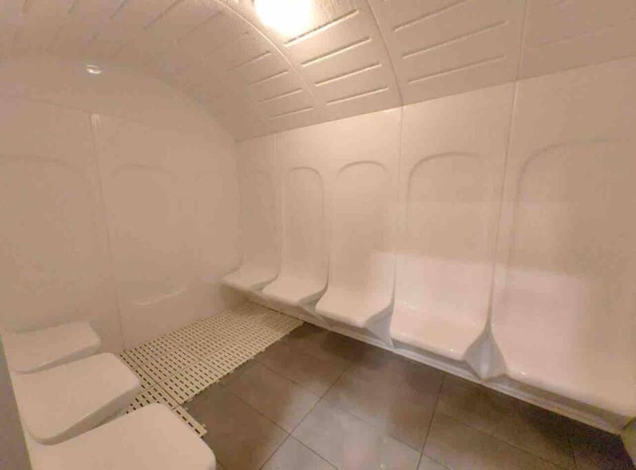 um quarto vazio com paredes brancas e um WC em K Avenue Cozy Family Suites 4-6 pax 亚庇国际机场5分钟 em Donggongon