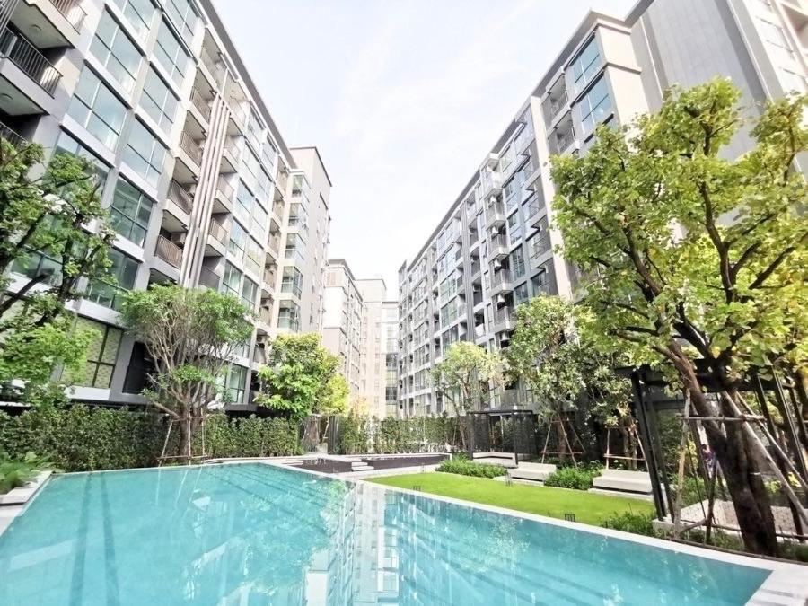une piscine vide au milieu de deux immeubles d'appartements dans l'établissement *Next to BTS*, 13 mins drive to DMK airport, à Bangkok