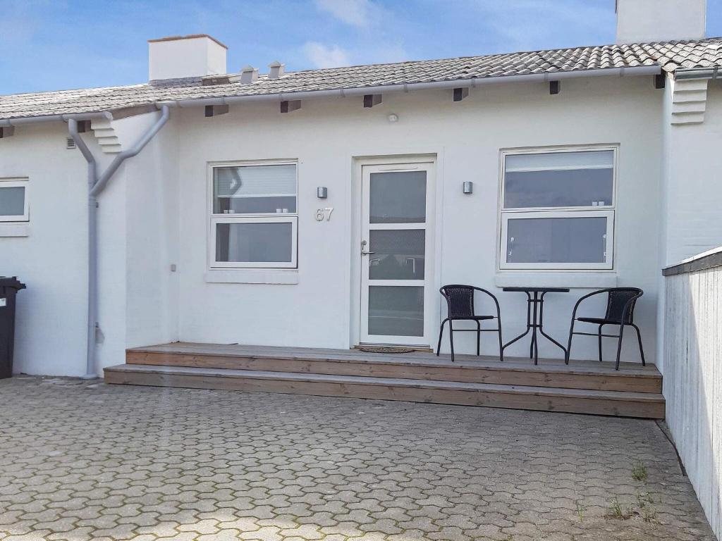 una casa con 2 sillas y una mesa en una terraza en 4 person holiday home in Skagen en Skagen
