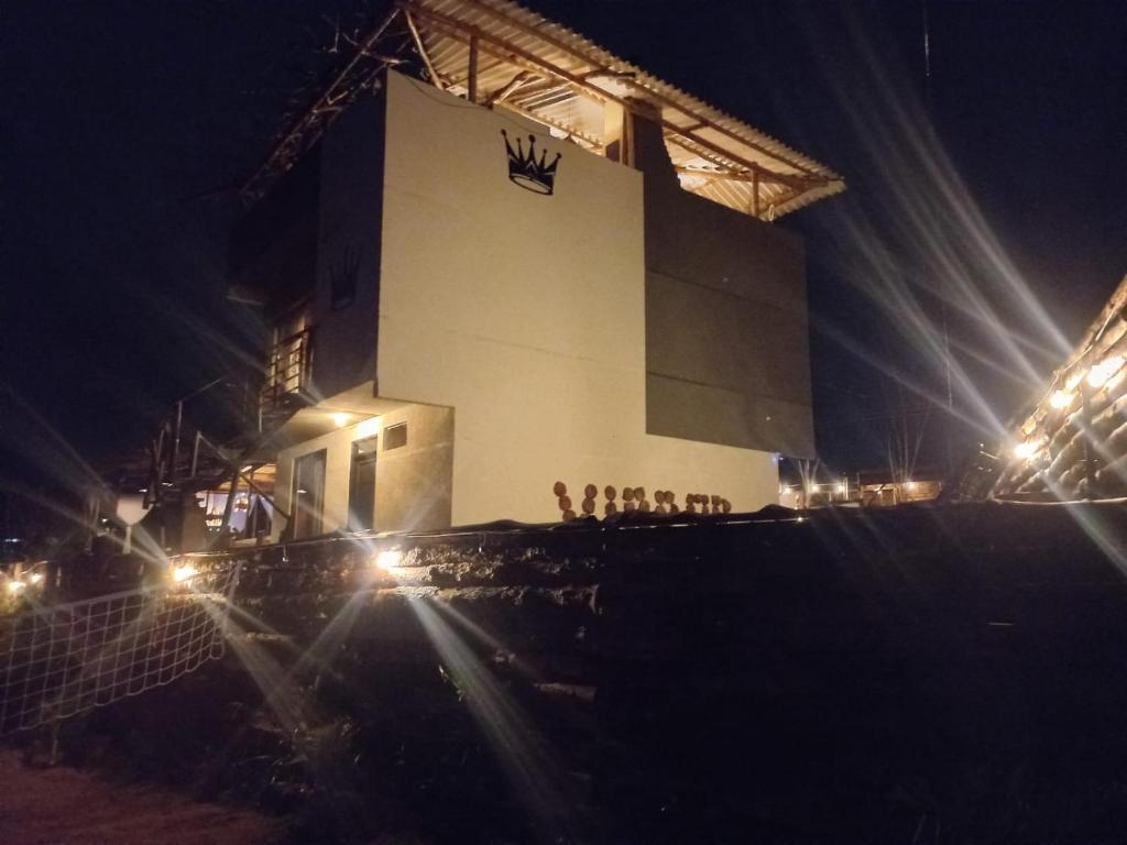 un grande edificio con luci di notte davanti di Vibras Eco Hotel a Popayan