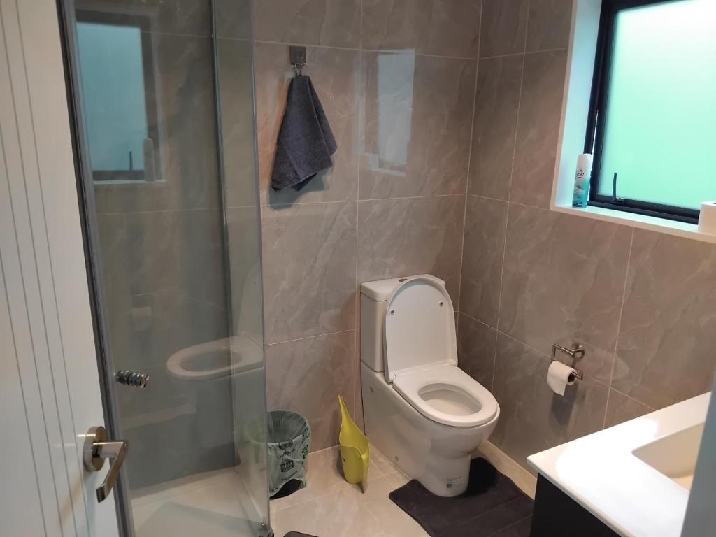 Koupelna v ubytování HomeStay! Close to Airport, bus & Train station