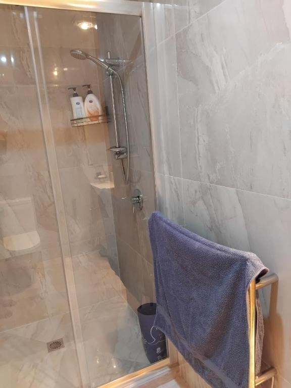 Koupelna v ubytování HomeStay! Close to Airport, bus & Train station