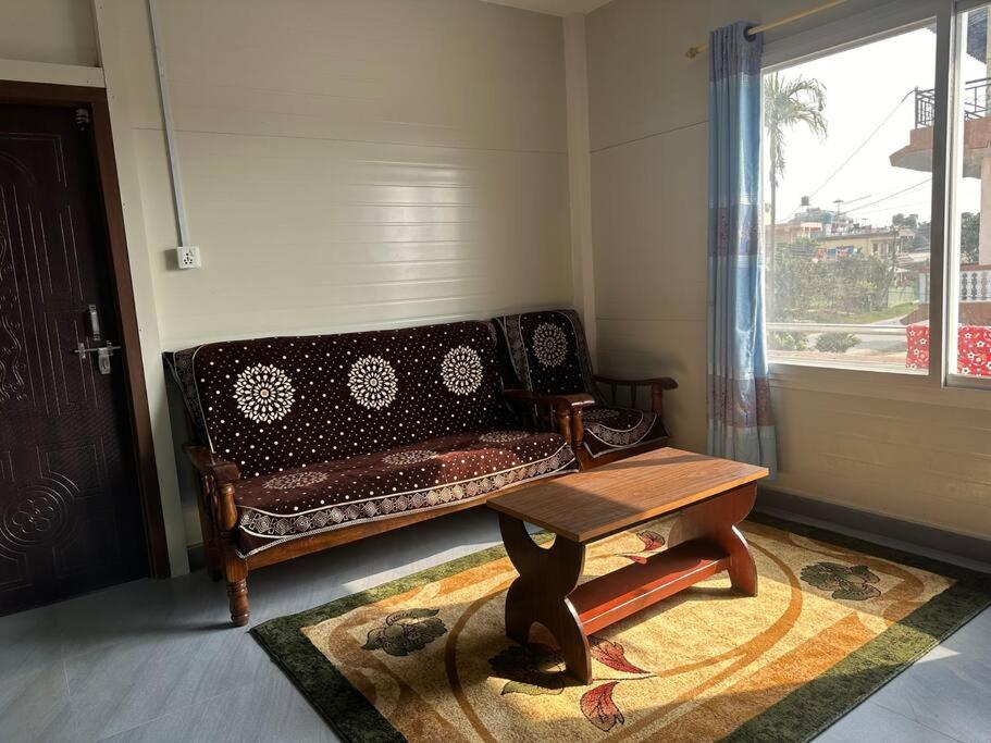 Zona de estar de Brand New Flat Near Sauraha w/an AC room