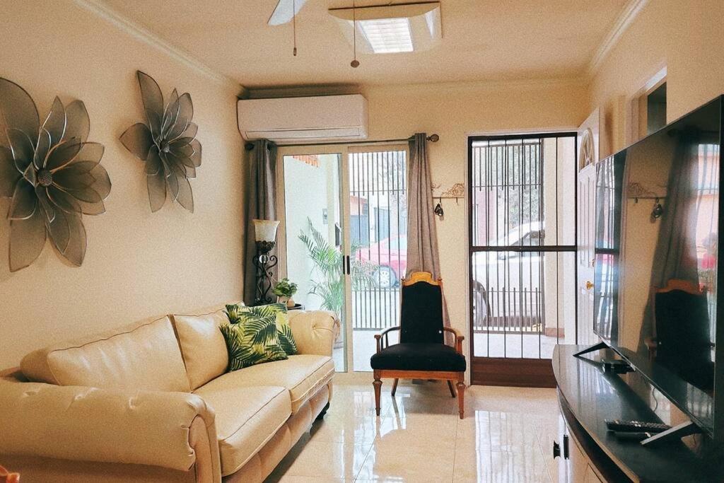sala de estar con sofá y mesa en Encantadora casa con ubicación privilegiada, en Monterrey