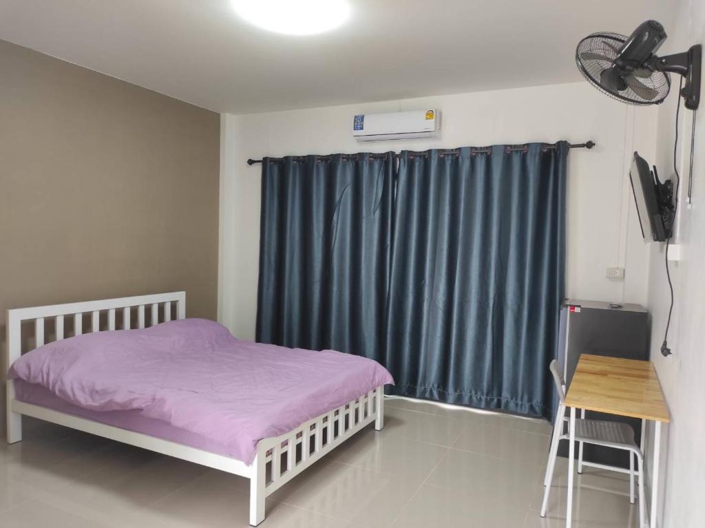 A bed or beds in a room at Flourish Homes ฟลอริชโฮมส์ ห้องพัก มอเกษตร สกลนคร