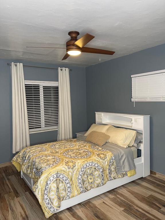 1 dormitorio con 1 cama y ventilador de techo en West Mitchell en Phoenix