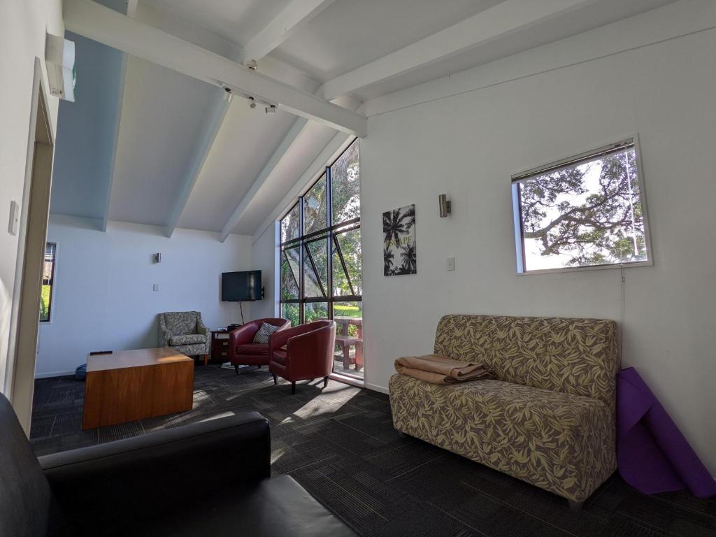 Posezení v ubytování Waiheke Backpackers Hostel