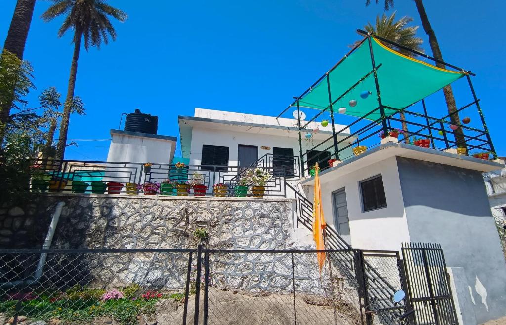 dom z balkonem na górze w obiekcie Vishnu Niwas Homestay - Weekend Holiday Home w mieście Abu