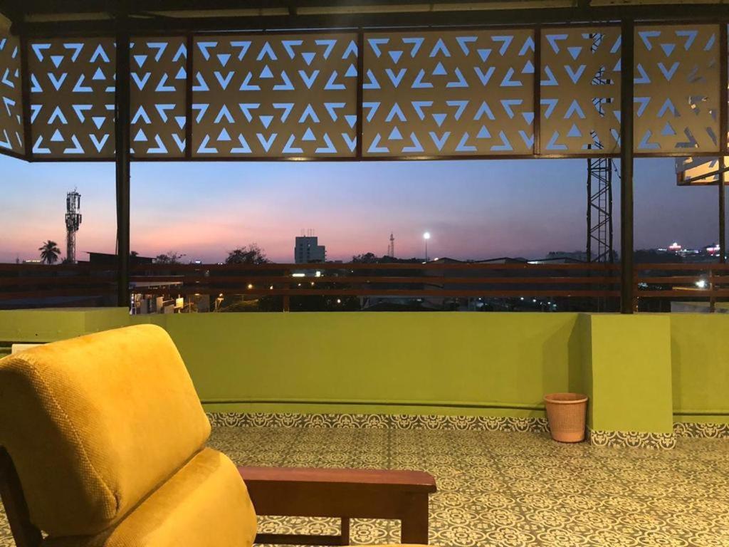 sala de estar con silla y ventana en The Lodge- Bed and Breakfast Hotel, en Trivandrum