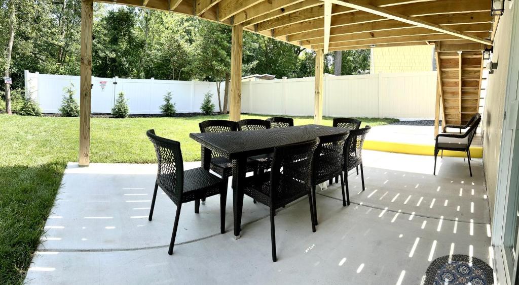 Zahrada ubytování Beach House Cape May just 1 block from the Bay & a Short 5 minutes walk, Sleeps 19