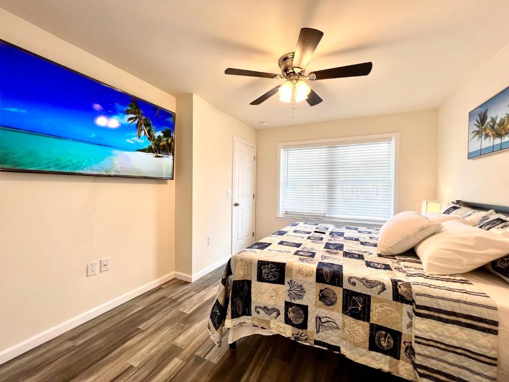 Postel nebo postele na pokoji v ubytování Beach House Cape May just 1 block from the Bay & a Short 5 minutes walk, Sleeps 19