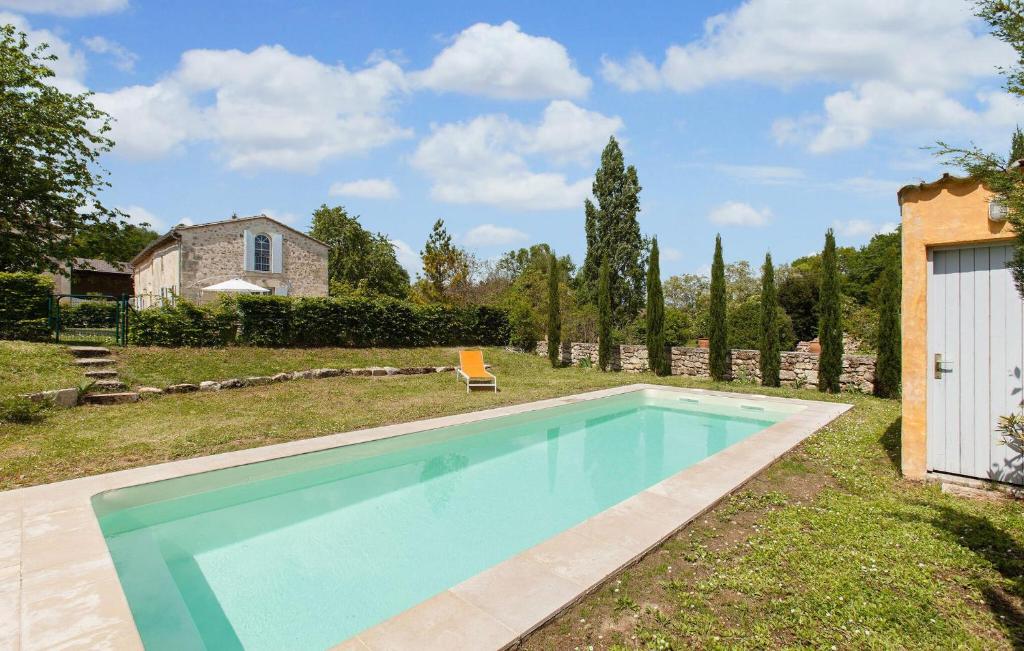 una piscina en un patio con una casa en La Fleur Godard, en Lussac