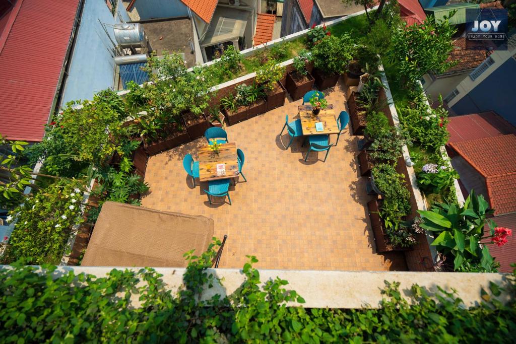 une vue aérienne d'un patio avec des tables et des plantes dans l'établissement JOY APARTMENT TAY HO, à Hanoï