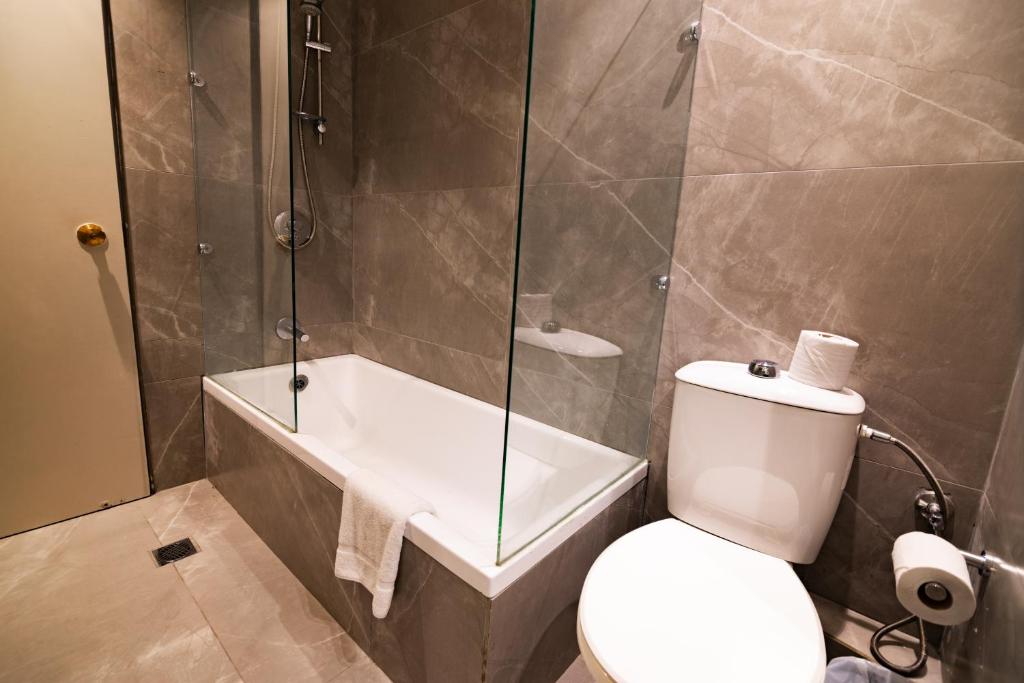 Koupelna v ubytování Lev Yerushalayim Hotel
