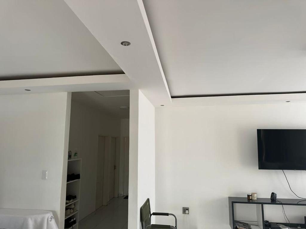 ハンティスバイにあるSTUNNING VACATION HOMEの白い天井の客室(テレビ付)