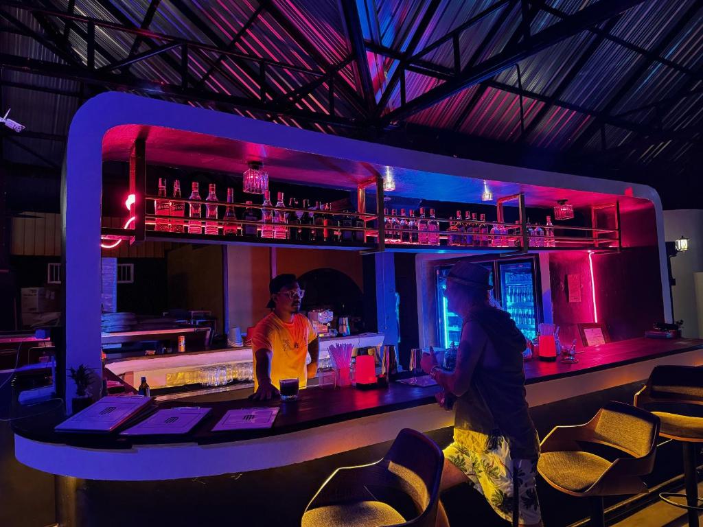 Lounge nebo bar v ubytování MBAR HOSTEL HAAD RIN