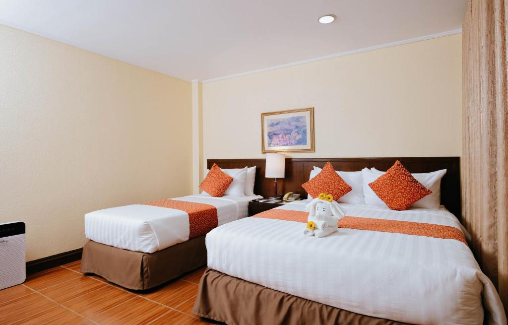 Postel nebo postele na pokoji v ubytování The Suites At Mount Malarayat