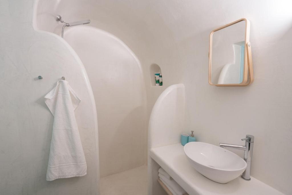 Koupelna v ubytování Vima Santorini, Traditional Luxury