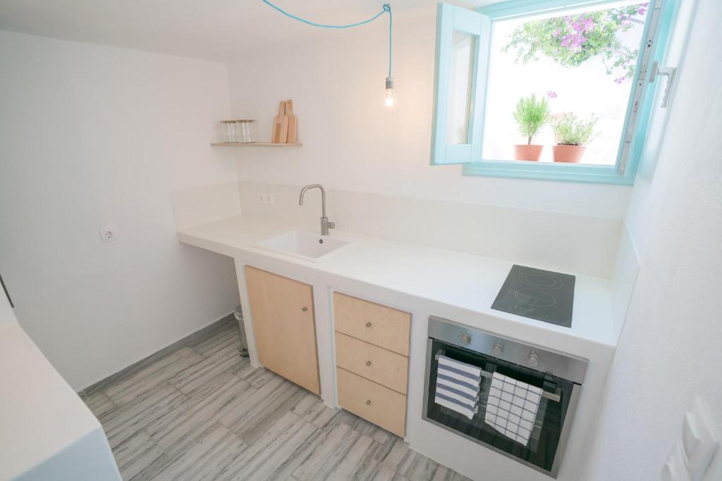 Kuchyň nebo kuchyňský kout v ubytování Vima Santorini, Traditional Luxury