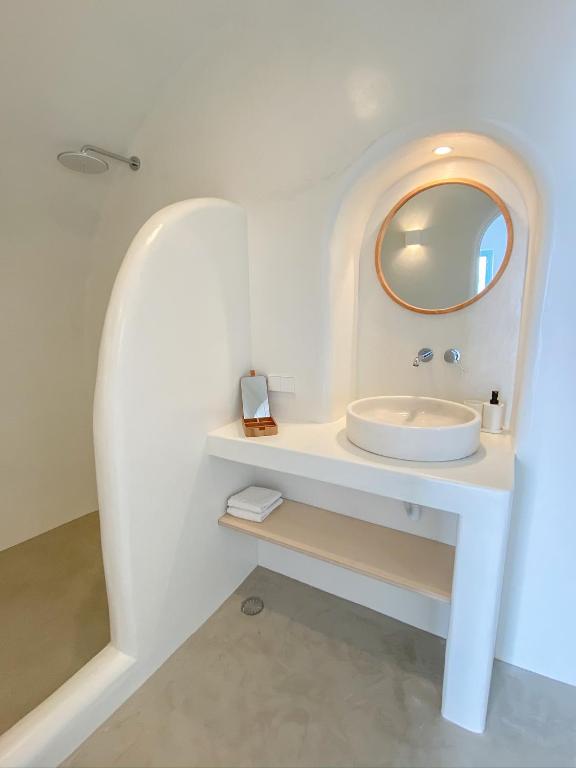 Koupelna v ubytování Vima Santorini, Traditional Luxury