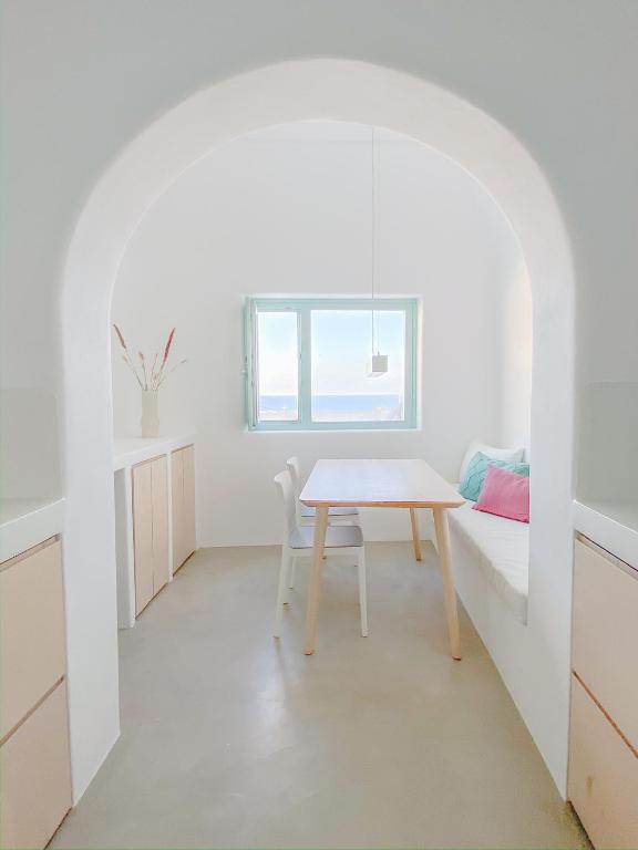 Postel nebo postele na pokoji v ubytování Vima Santorini, Traditional Luxury