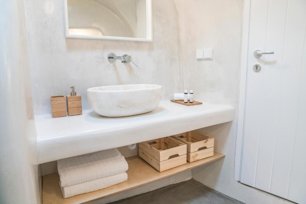 Koupelna v ubytování Vima Santorini, Traditional Luxury