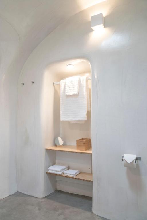 Koupelna v ubytování Vima Santorini, Traditional Luxury