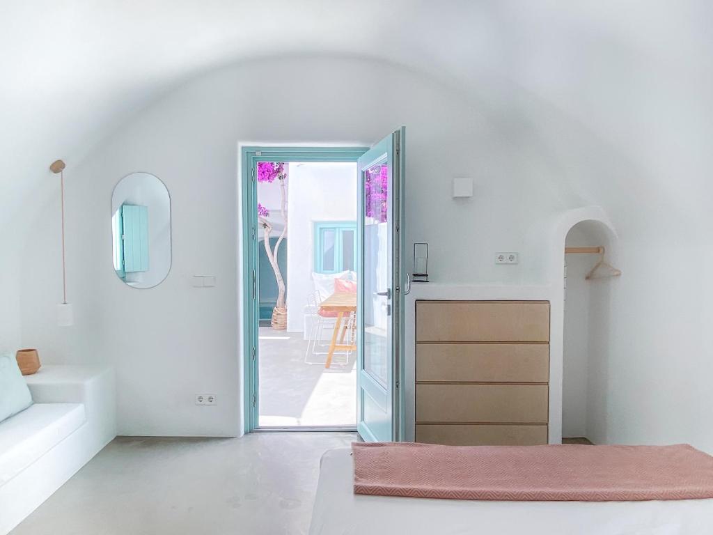 Postel nebo postele na pokoji v ubytování Vima Santorini, Traditional Luxury