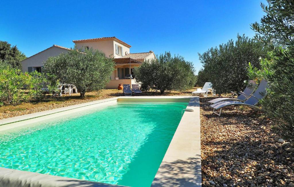 een huis met een zwembad naast een huis bij Li Vue Vent in Saint-Rémy-de-Provence